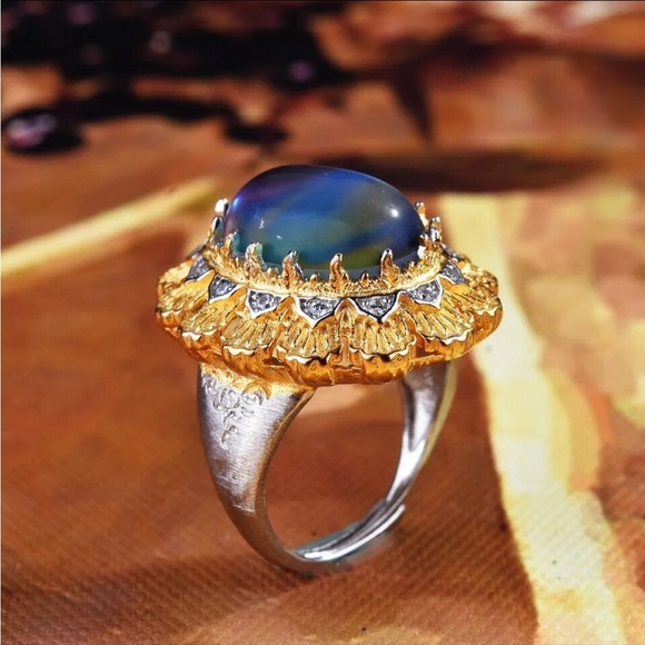 NWOT Gorgeous large cocktail ring with blue stone adjustable size - Picture 4 of 15